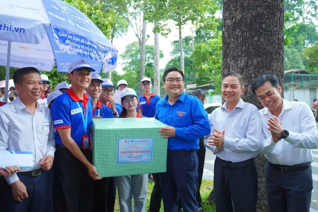 Những &ldquo;đ&oacute;a hoa hồng xanh&rdquo; nở rộ giữa m&ugrave;a h&egrave; rực lửa - Ảnh 2.