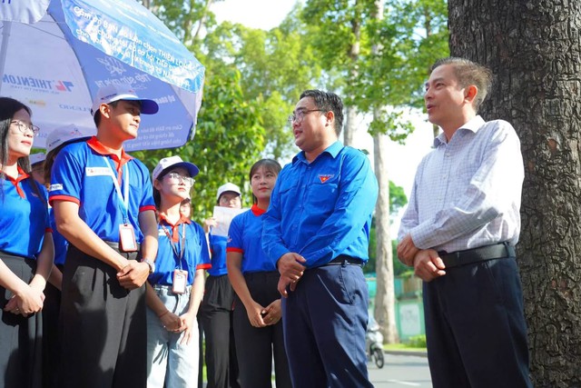 Những &ldquo;đ&oacute;a hoa hồng xanh&rdquo; nở rộ giữa m&ugrave;a h&egrave; rực lửa - Ảnh 3.