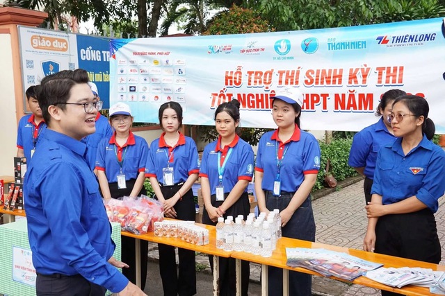 Những &ldquo;đ&oacute;a hoa hồng xanh&rdquo; nở rộ giữa m&ugrave;a h&egrave; rực lửa - Ảnh 4.