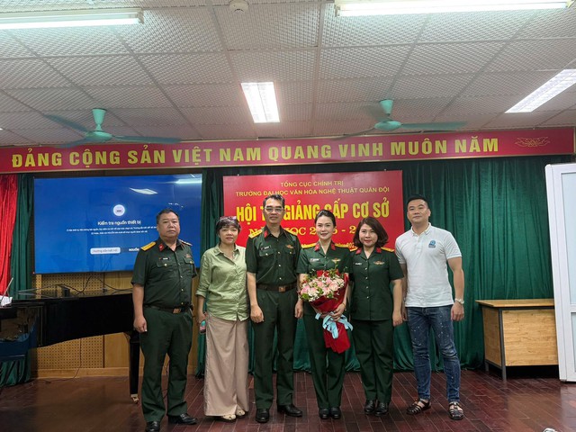 Nữ thạc sĩ, trung t&aacute; qu&acirc;n đội 3 năm li&ecirc;n tiếp thi gi&aacute;o vi&ecirc;n dạy giỏi: "L&agrave; nghệ sĩ cũng cần phải học"- Ảnh 1.