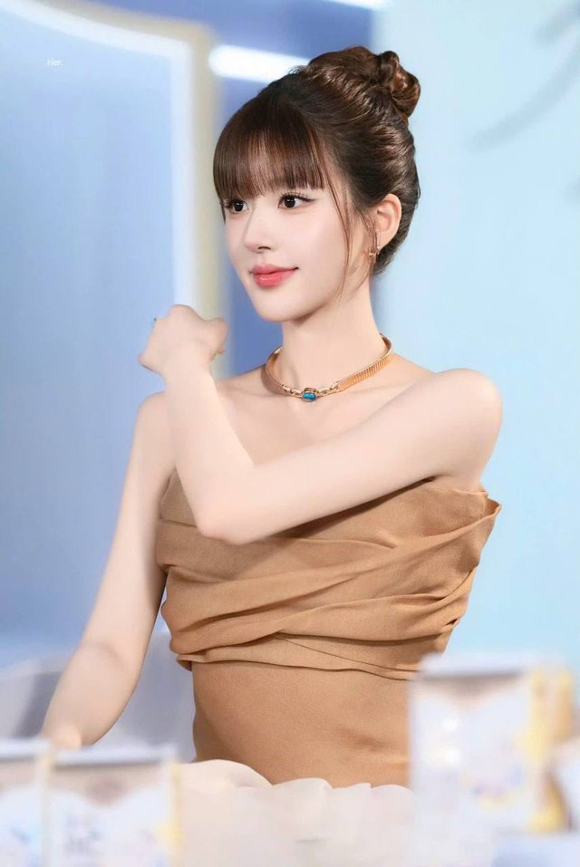 Triệu Lộ Tư lạ hoắc- Ảnh 7. Triệu Lộ Tư lạ hoắc- Ảnh 7.