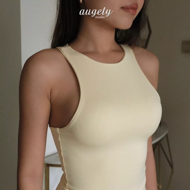 Quiet luxury mùa hè: Vì sao phụ nữ Pháp luôn dành chỗ cho áo tank top trong tủ đồ?- Ảnh 7. Quiet luxury mùa hè: Vì sao phụ nữ Pháp luôn dành chỗ cho áo tank top trong tủ đồ?- Ảnh 7.