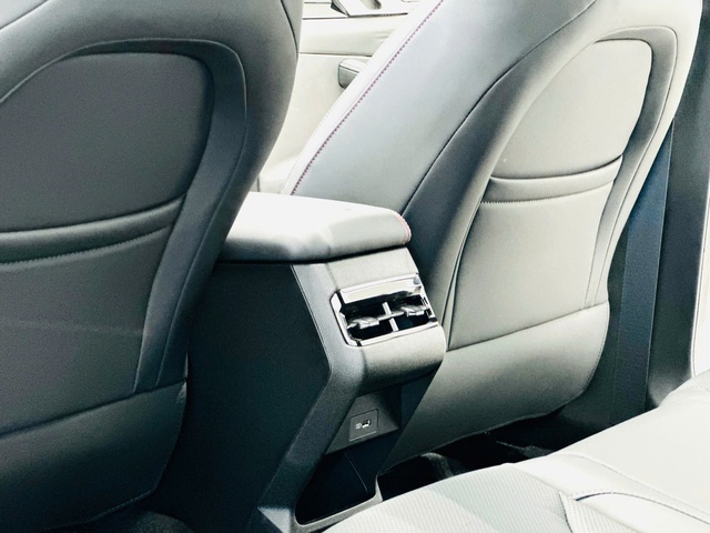 Cận cảnh Geely Coolray 2026 mới cứng về đại lý, giá đang "ngon" nhất phân khúc- Ảnh 8. Cận cảnh Geely Coolray 2026 mới cứng về đại lý, giá đang "ngon" nhất phân khúc- Ảnh 8.