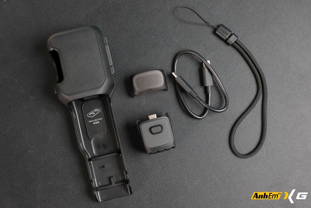 Trên tay Insta360 Luna Ultra: Camera gimbal đầu tiên với màn hình tháo rời, camera kép Leica và mức giá khiến nhiều người phải suy nghĩ- Ảnh 4. Trên tay Insta360 Luna Ultra: Camera gimbal đầu tiên với màn hình tháo rời, camera kép Leica và mức giá khiến nhiều người phải suy nghĩ- Ảnh 4.