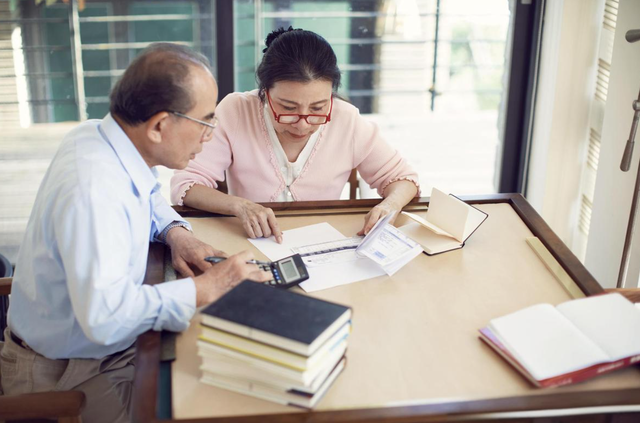 Lương hưu 14 triệu đồng cũng kh&ocirc;ng chống lại được cảnh "tuổi gi&agrave; bận ch&aacute;u": Th&aacute;ng n&agrave;o cũng hết, chẳng giữ được đồng dưỡng gi&agrave;- Ảnh 1.