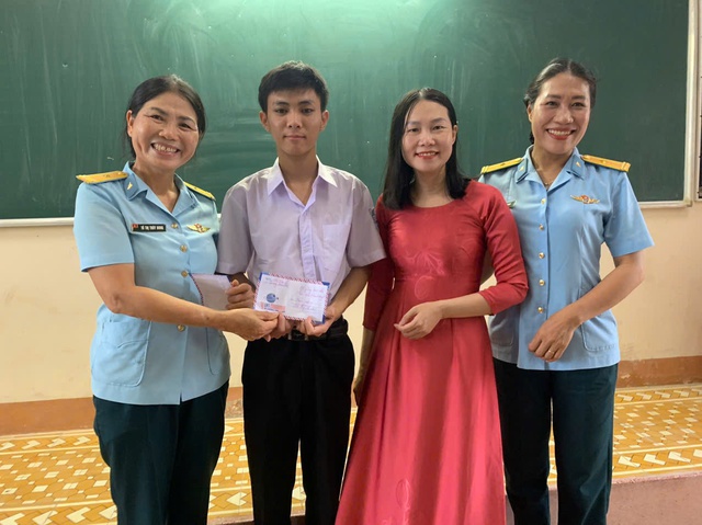 &ldquo;N&acirc;ng bước em đến trường&rdquo; h&agrave;nh tr&igrave;nh chắp c&aacute;nh ước mơ của những người l&iacute;nh canh trời - Ảnh 2.