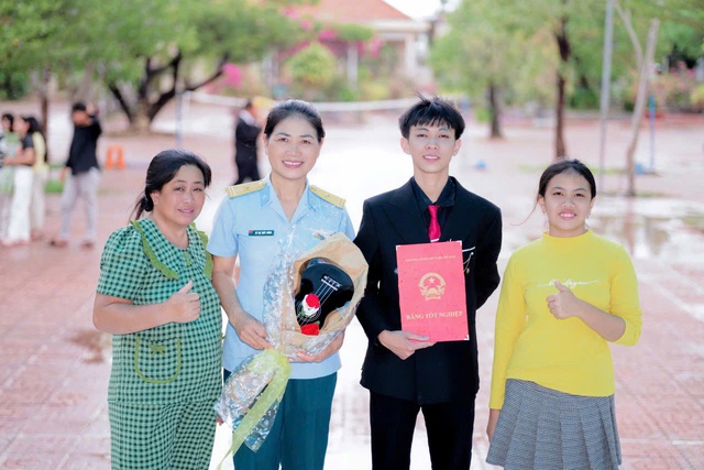 &ldquo;N&acirc;ng bước em đến trường&rdquo; h&agrave;nh tr&igrave;nh chắp c&aacute;nh ước mơ của những người l&iacute;nh canh trời - Ảnh 4.