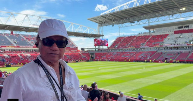 Chế Linh U90 đi xem World Cup, nói 1 điều trong sân vận động- Ảnh 1. Chế Linh U90 đi xem World Cup, nói 1 điều trong sân vận động- Ảnh 1.