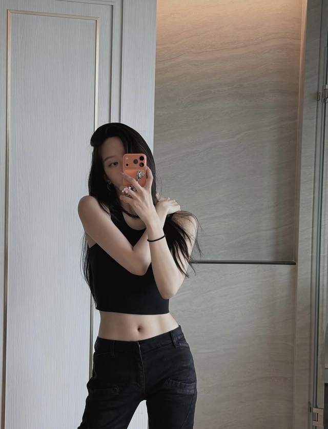 Moon Ga Young kheo eo thắt chắc nịch, lộ luôn giờ tập “chẳng giống ai”- Ảnh 4. Moon Ga Young kheo eo thắt chắc nịch, lộ luôn giờ tập “chẳng giống ai”- Ảnh 4.