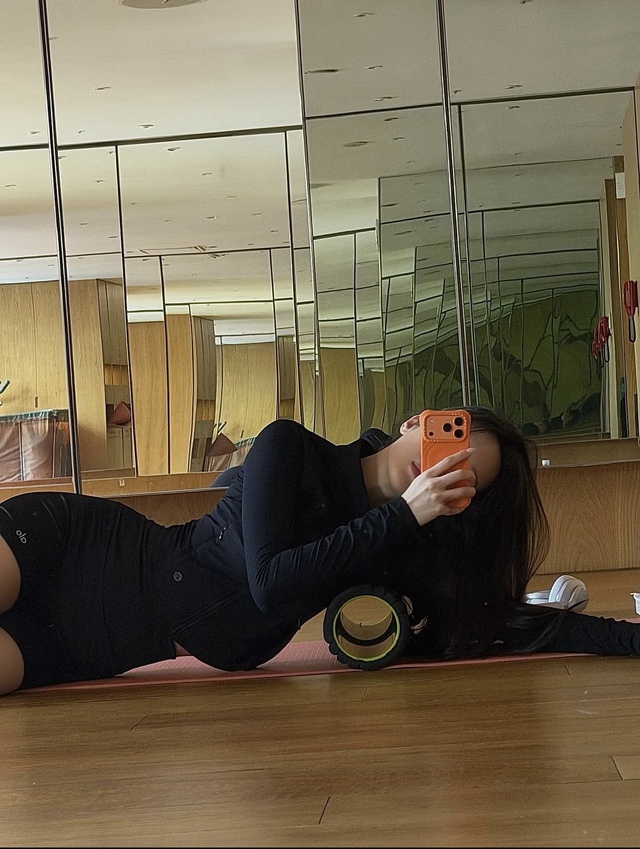 Moon Ga Young kheo eo thắt chắc nịch, lộ luôn giờ tập “chẳng giống ai”- Ảnh 3. Moon Ga Young kheo eo thắt chắc nịch, lộ luôn giờ tập “chẳng giống ai”- Ảnh 3.