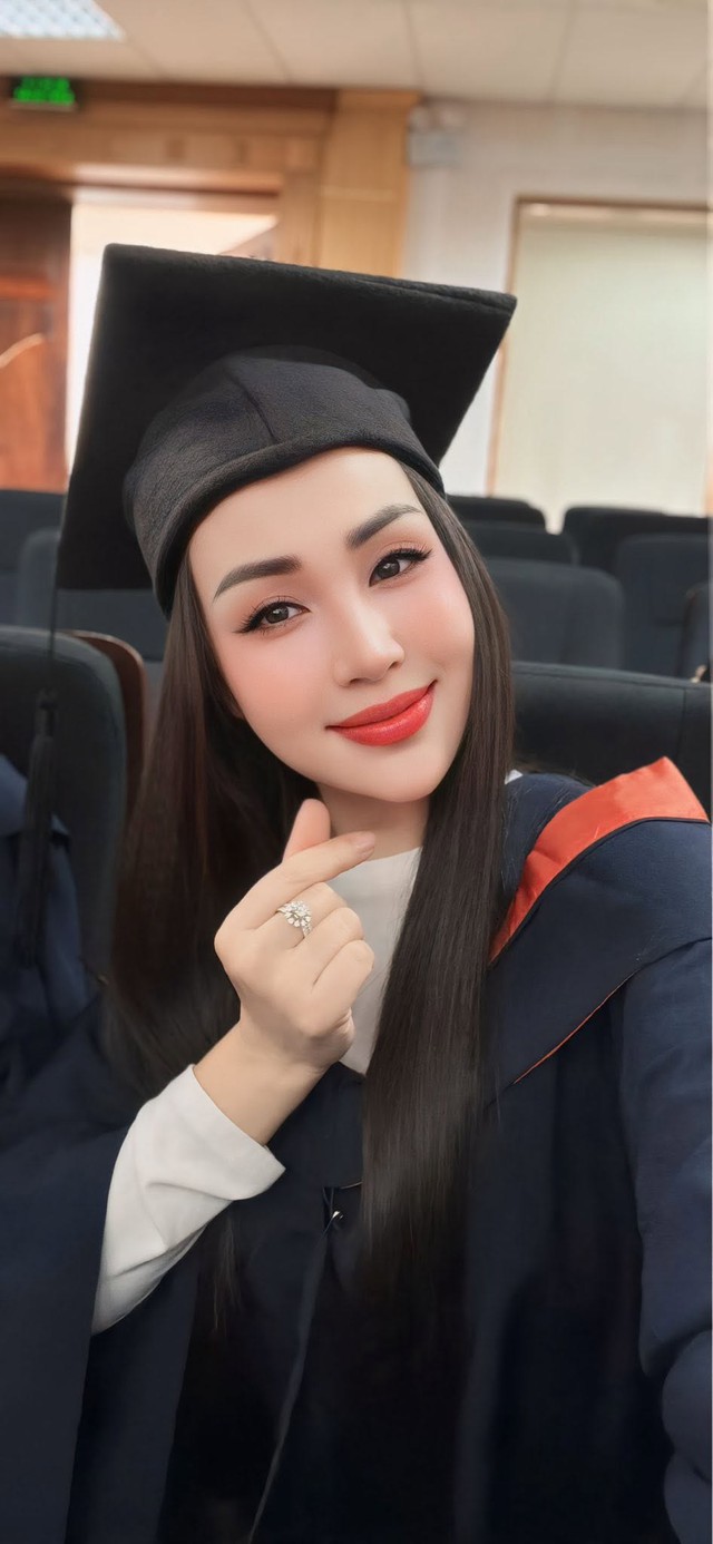 Nữ nghệ sĩ là giảng viên Học viện Âm nhạc Quốc gia, được chồng xây tặng biệt phủ 25.000m2 ở Gia Lâm - Ảnh 2.