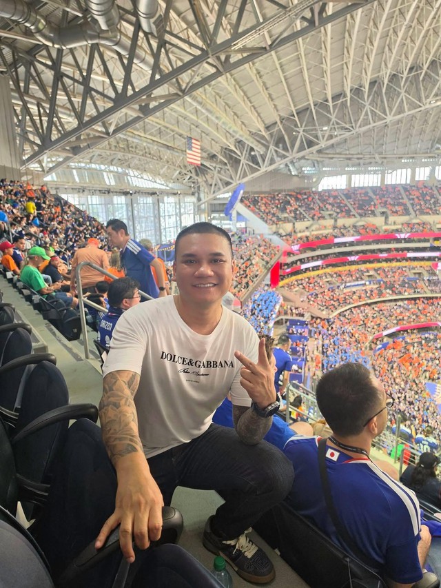 Nam ca sĩ Việt bay tận sang Mỹ để xem trực tiếp World Cup, netizen tò mò số tiền bỏ ra- Ảnh 1. Nam ca sĩ Việt bay tận sang Mỹ để xem trực tiếp World Cup, netizen tò mò số tiền bỏ ra- Ảnh 1.