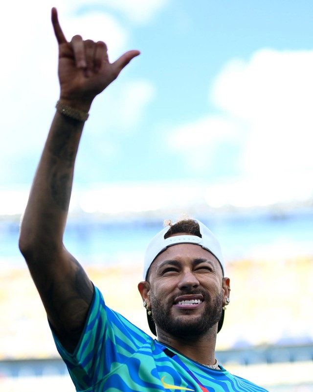 Neymar bị chỉ trích vì đeo vàng, đội mũ ngược - Ảnh 1.