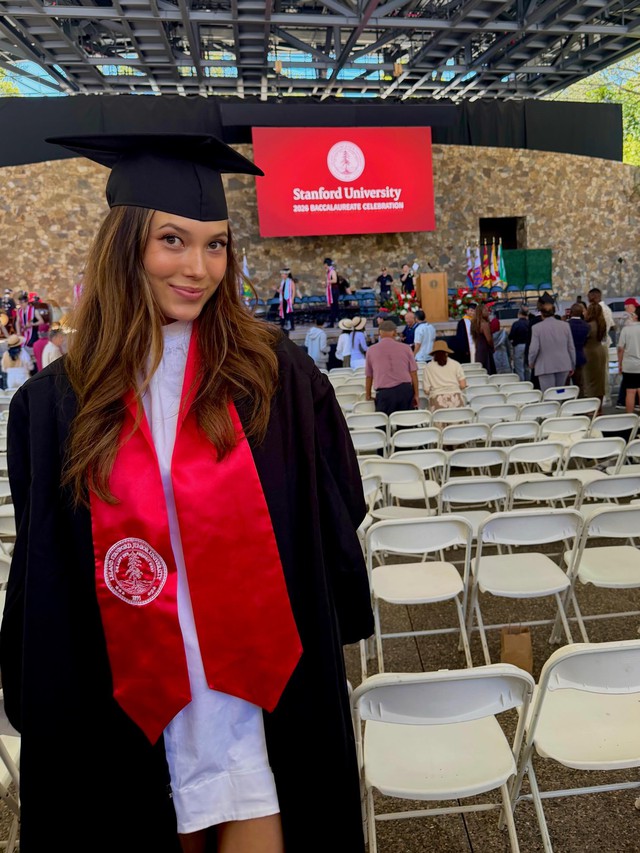 Cô gái nhận bằng Stanford sau 1 tháng náo loạn Met Gala và 4 tháng từ khi vô địch Olympic: Sống 3 cuộc đời rực rỡ cùng lúc là đây- Ảnh 2. Cô gái nhận bằng Stanford sau 1 tháng náo loạn Met Gala và 4 tháng từ khi vô địch Olympic: Sống 3 cuộc đời rực rỡ cùng lúc là đây- Ảnh 2.