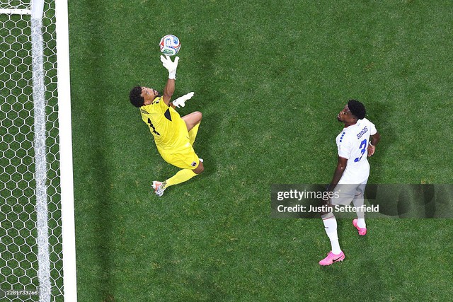 FIFA gọi Vozinha là "người hùng": Thì ra 40 tuổi là đỉnh cao của đời người- Ảnh 3. FIFA gọi Vozinha là "người hùng": Thì ra 40 tuổi là đỉnh cao của đời người- Ảnh 3.
