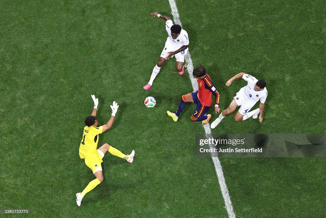 FIFA gọi Vozinha là "người hùng": Thì ra 40 tuổi là đỉnh cao của đời người- Ảnh 2. FIFA gọi Vozinha là "người hùng": Thì ra 40 tuổi là đỉnh cao của đời người- Ảnh 2.