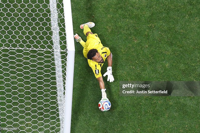 FIFA gọi Vozinha là "người hùng": Thì ra 40 tuổi là đỉnh cao của đời người- Ảnh 4. FIFA gọi Vozinha là "người hùng": Thì ra 40 tuổi là đỉnh cao của đời người- Ảnh 4.