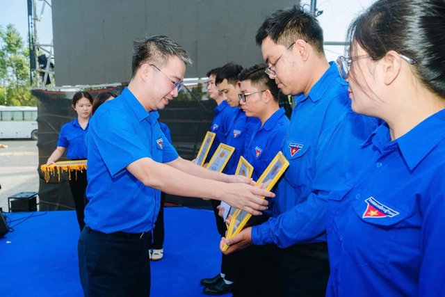 Sức trẻ dưới m&aacute;i nh&agrave; xưởng: Rực rỡ Ng&agrave;y hội &ldquo;Thanh ni&ecirc;n c&ocirc;ng nh&acirc;n - Lan tỏa năng lượng t&iacute;ch cực&rdquo; năm 2026 tại Th&agrave;nh phố Hồ Ch&iacute; Minh Điểm hẹn của sức trẻ v&agrave; tinh thần cống hiến - Ảnh 3.