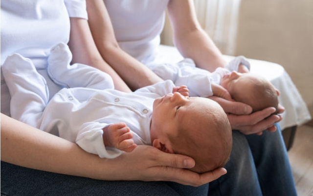 Thấy cả 2 con g&aacute;i sinh đ&ocirc;i đều kh&ocirc;ng giống m&igrave;nh, b&agrave; mẹ đi x&eacute;t nghiệm ADN nhận kết quả cho&aacute;ng v&aacute;ng - Ảnh 2.