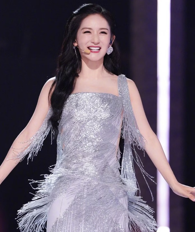 Mỹ nh&acirc;n 5 lần lọt top bị gh&eacute;t nhất showbiz: MC nổi tiếng cả nước cầm mic đi h&aacute;t, l&agrave;m concert như ca sĩ nghiệp dư- Ảnh 7.