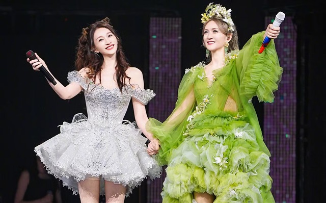 Mỹ nh&acirc;n 5 lần lọt top bị gh&eacute;t nhất showbiz: MC nổi tiếng cả nước cầm mic đi h&aacute;t, l&agrave;m concert như ca sĩ nghiệp dư- Ảnh 2.