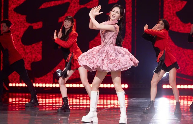 Mỹ nh&acirc;n 5 lần lọt top bị gh&eacute;t nhất showbiz: MC nổi tiếng cả nước cầm mic đi h&aacute;t, l&agrave;m concert như ca sĩ nghiệp dư- Ảnh 4.