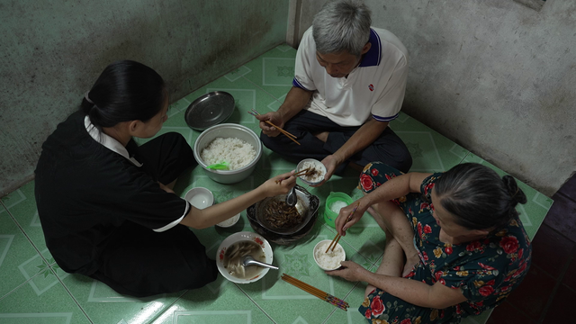 Nam NSƯT U50 bật khóc nức nở trên truyền hình: "Tôi xin nói thẳng"- Ảnh 1. Nam NSƯT U50 bật khóc nức nở trên truyền hình: "Tôi xin nói thẳng"- Ảnh 1.