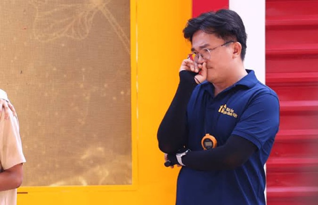 Nam NSƯT U50 bật khóc nức nở trên truyền hình: "Tôi xin nói thẳng"- Ảnh 3. Nam NSƯT U50 bật khóc nức nở trên truyền hình: "Tôi xin nói thẳng"- Ảnh 3.