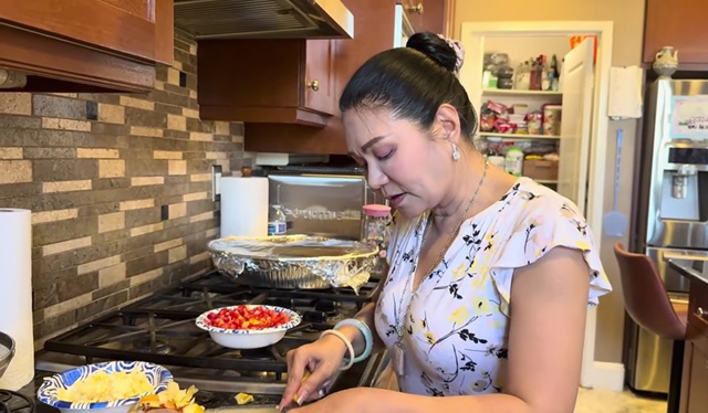 Nữ NSƯT mở đại tiệc tại Mỹ mừng con gái tốt nghiệp: "Mọi người đừng phê phán tôi"- Ảnh 2. Nữ NSƯT mở đại tiệc tại Mỹ mừng con gái tốt nghiệp: "Mọi người đừng phê phán tôi"- Ảnh 2.