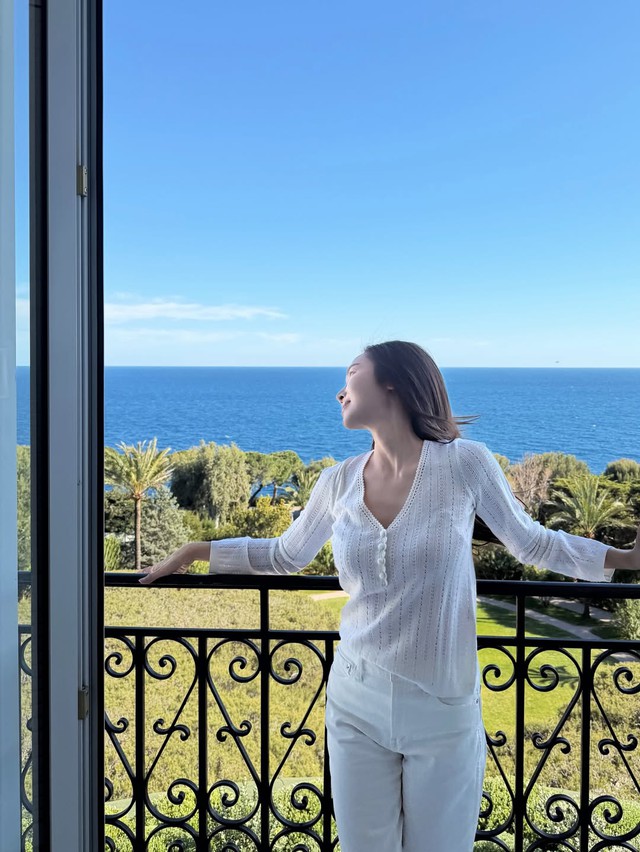 Mỹ nhân trời sinh mặt lạnh như băng: U40 vẫn sang chảnh hết nấc, mặc cơ bản mà ai cũng muốn sao chép- Ảnh 4. Mỹ nhân trời sinh mặt lạnh như băng: U40 vẫn sang chảnh hết nấc, mặc cơ bản mà ai cũng muốn sao chép- Ảnh 4.