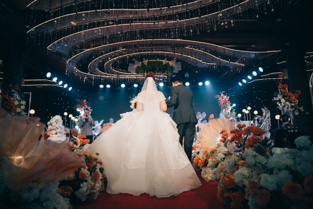 Câu mẹ chồng phát biểu trước hội hôn trong ngày cưới tôi nghe thì ai cũng vui, chỉ có tôi biết ẩn ý như kim châm trong đó- Ảnh 1. Câu mẹ chồng phát biểu trước hội hôn trong ngày cưới tôi nghe thì ai cũng vui, chỉ có tôi biết ẩn ý như kim châm trong đó- Ảnh 1.