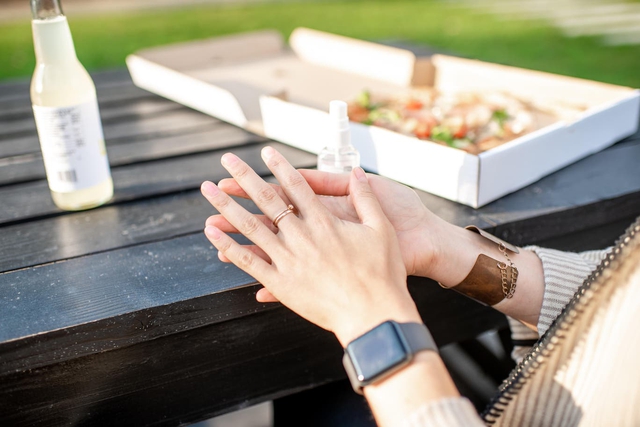 M&ugrave;a picnic đến rồi: Tr&aacute;nh ngay 6 sai lầm khiến thực phẩm nhanh biến th&agrave;nh "ổ vi khuẩn" dưới trời nắng n&oacute;ng - Ảnh 2.
