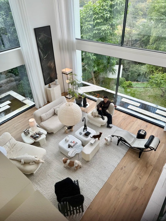 Hồ c&aacute; Koi tr&ecirc;n ban c&ocirc;ng, cửa sổ view "4 m&ugrave;a" của ch&agrave;ng trai l&ecirc;n n&uacute;i x&acirc;y nh&agrave; sống c&ugrave;ng 4 ch&uacute; ch&oacute;- Ảnh 5.