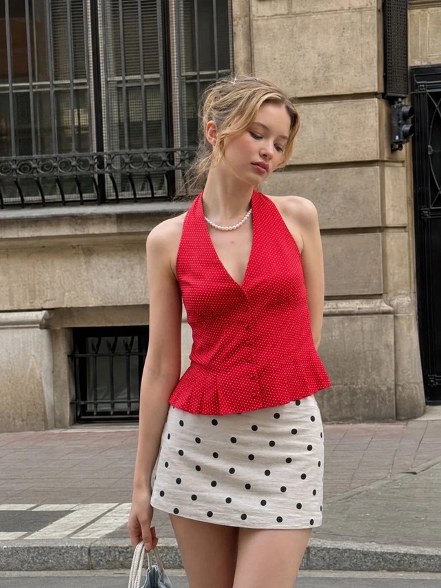 Chiếc áo đỏ khiến mọi bức ảnh mùa hè trông như được chụp ở Paris - Ảnh 2.