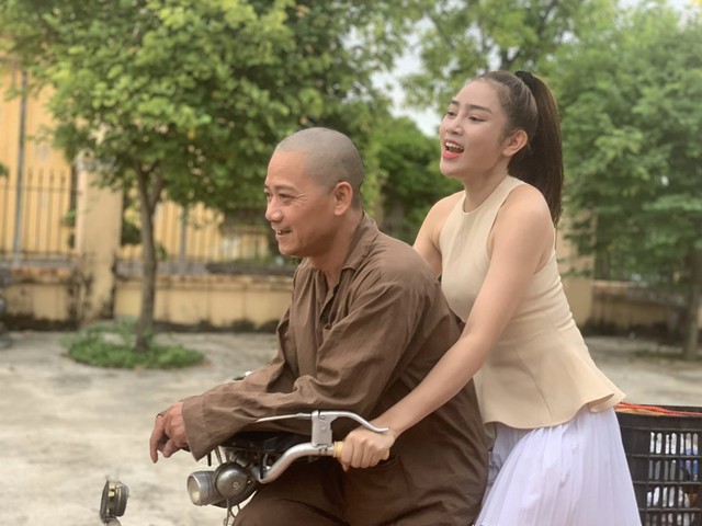 Cuộc sống của "đại gia chân đất" cưới chân dài thi hoa hậu, ở nhà sang 4 tầng trên đường Kim Giang - Ảnh 4.