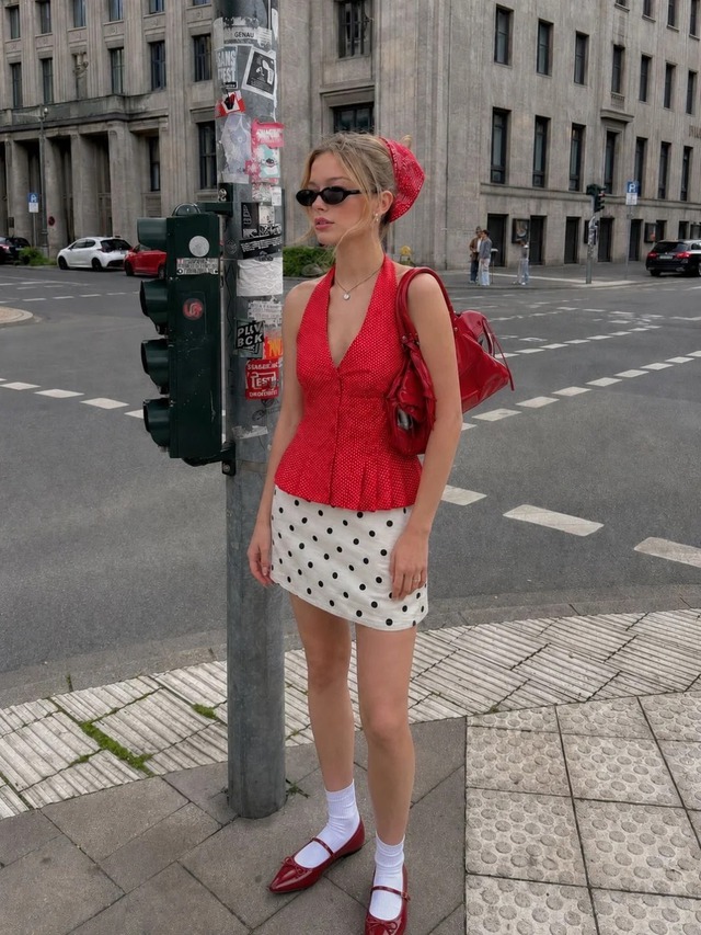 Chiếc áo đỏ khiến mọi bức ảnh mùa hè trông như được chụp ở Paris - Ảnh 3.