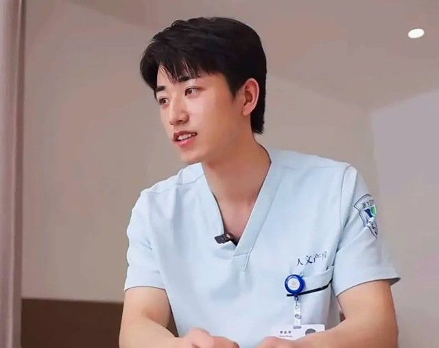 Nam hộ sinh khiến chị em "bỗng dưng không còn sợ sinh con" vì quá đẹp trai và dịu dàng - Ảnh 1.