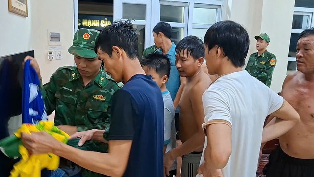 Quảng Ninh: Kịp thời ứng cứu 9 thuyền viên tàu cá gặp nạn trên biển giữa đêm khuya - Ảnh 3.