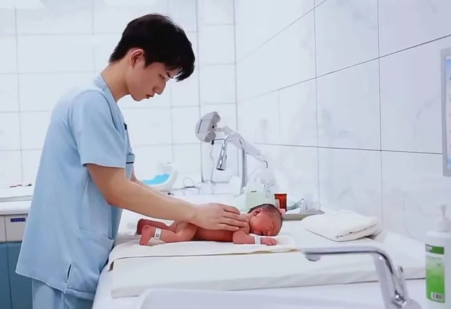 Nam hộ sinh khiến chị em "bỗng dưng không còn sợ sinh con" vì quá đẹp trai và dịu dàng - Ảnh 3.