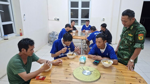 Quảng Ninh: Kịp thời ứng cứu 9 thuyền viên tàu cá gặp nạn trên biển giữa đêm khuya - Ảnh 4.