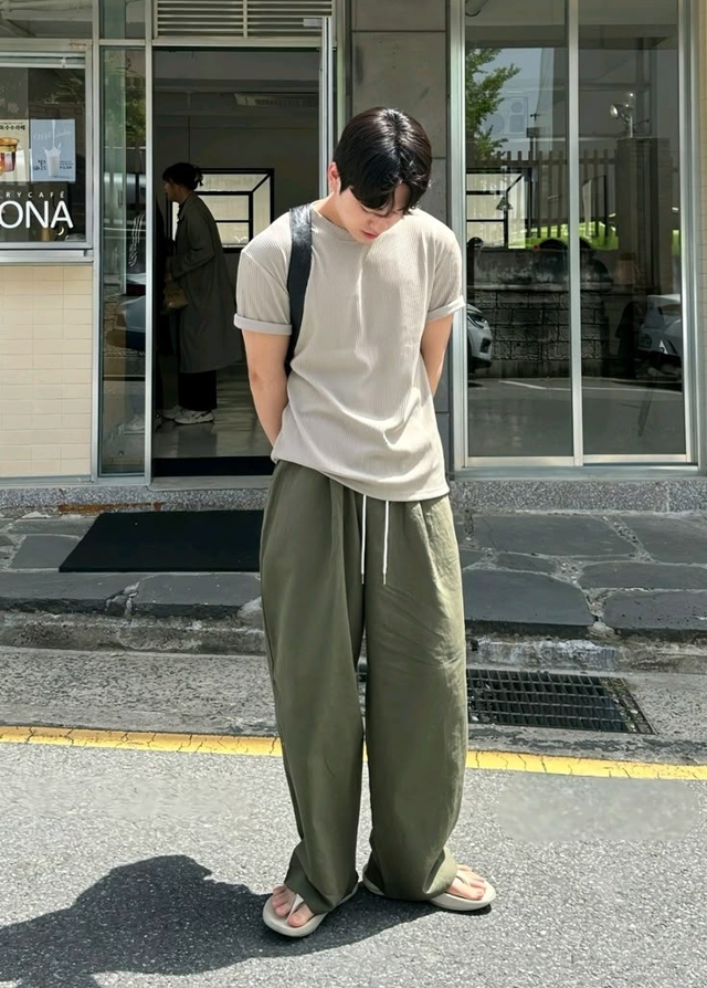 Dép xỏ ngón lên ngôi: Tư duy phối đồ quyết định bạn là lãng tử thời thượng hay kẻ xuề xoà- Ảnh 3. Dép xỏ ngón lên ngôi: Tư duy phối đồ quyết định bạn là lãng tử thời thượng hay kẻ xuề xoà- Ảnh 3.