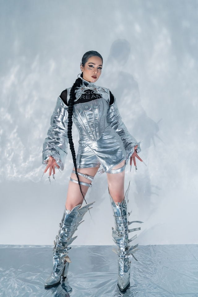 Ca sĩ Việt giàu bậc nhất showbiz: Sống trong cơ ngơi 20 tỷ, “nắm trùm” loạt công ty riêng nhưng ra nhạc bị chê thảm họa- Ảnh 5. Ca sĩ Việt giàu bậc nhất showbiz: Sống trong cơ ngơi 20 tỷ, “nắm trùm” loạt công ty riêng nhưng ra nhạc bị chê thảm họa- Ảnh 5.