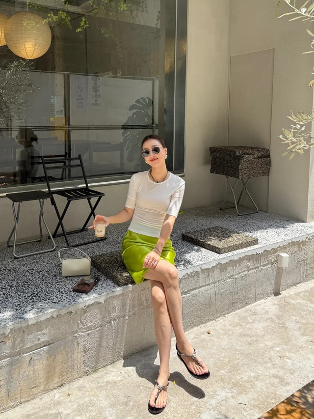 Chân váy xanh cốm: Món đồ mang cả không khí mùa hè vào tủ đồ của bạn - Ảnh 10.