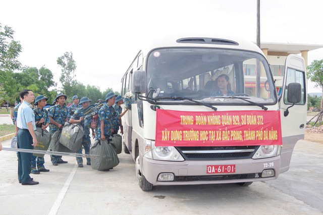Sư đoàn 372 tổ chức xuất quân hỗ trợ xây dựng trường học tại các xã biên giới thành phố Đà Nẵng - Ảnh 3.