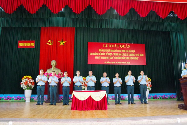 Sư đoàn 372 tổ chức xuất quân hỗ trợ xây dựng trường học tại các xã biên giới thành phố Đà Nẵng - Ảnh 4.