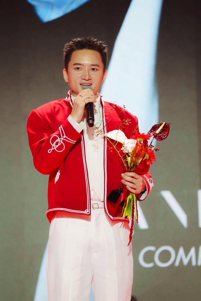 Việt Nam có nghệ sĩ trăm tỷ đổi đời nhờ 1 bản hit “đơn điệu”, cứ chạm tay là ra nhạc nổi cả nước- Ảnh 4. Việt Nam có nghệ sĩ trăm tỷ đổi đời nhờ 1 bản hit “đơn điệu”, cứ chạm tay là ra nhạc nổi cả nước- Ảnh 4.