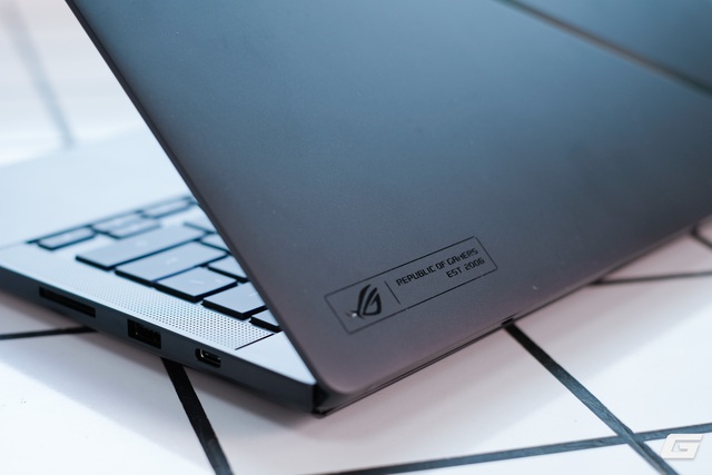 Trên tay ROG Zephyrus G14 (2026): Chia tay AMD sau 6 năm, ASUS đặt cược vào Intel để giải quyết điểm yếu lớn nhất của dòng máy này - Ảnh 1.