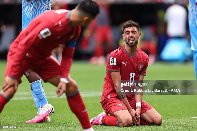 ĐT Bồ Đào Nha "nháo nhào" vì Ronaldo: Fan cuồng tấn công dữ dội Bruno Fernandes, Joao Neves hứng "cơn thịnh nộ" - Ảnh 2.