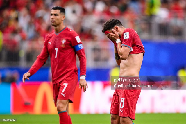 ĐT Bồ Đào Nha "nháo nhào" vì Ronaldo: Fan cuồng tấn công dữ dội Bruno Fernandes, Joao Neves hứng "cơn thịnh nộ" - Ảnh 1.