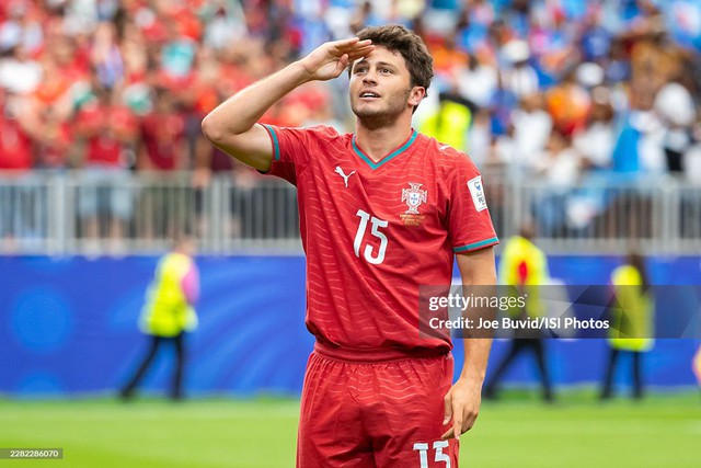 ĐT Bồ Đào Nha "nháo nhào" vì Ronaldo: Fan cuồng tấn công dữ dội Bruno Fernandes, Joao Neves hứng "cơn thịnh nộ" - Ảnh 3.